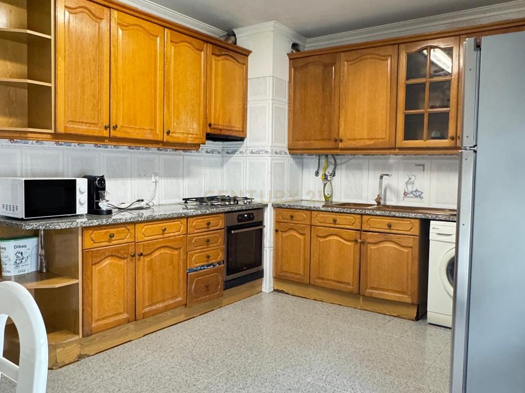 T4 com uma área de 150 m2 localizado em Massamá - Image 13